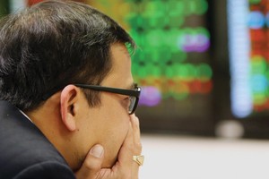 Dang có những bất cập trong quy định về nhà đầu tư dựa trên số dư tài khoản.