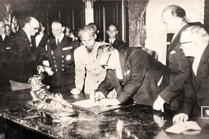 Chủ tịch Hồ Chí Minh và Bộ trưởng Hải ngoại Pháp Marius Moutet ký bản tạm ước ngày 14/9/1946.