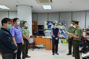 Cơ quan điều tra tống đạt quyết định khởi tố, bắt tạm giam Nguyễn Văn Phong. (Nguồn: tuoitre.vn).