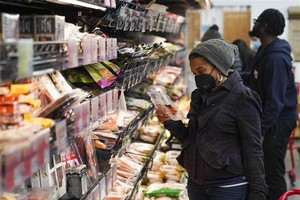 Người dân mua sắm tại một cửa hàng ở New York, Mỹ ngày 14/11/2021. (Ảnh: THX/TTXVN).