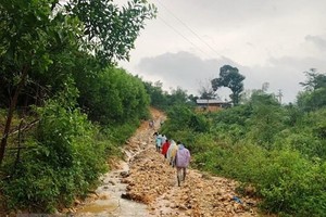 Đường liên thôn tại xã Ba Nam, huyện miền núi Ba Tơ, tỉnh Quảng Ngãi, bị hư hỏng nghiêm trọng do mưa lũ. (Ảnh: TTXVN phát).