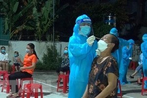 Nhân viên y tế Nghệ An lấy mẫu xét nghiệm cho người dân. (Ảnh: Văn Tý/TTXVN).