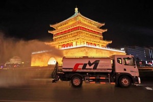 Phun diệt khuẩn ngừa Covid-19 ở thành phố Tây An, Trung Quốc. Ảnh: VCG.