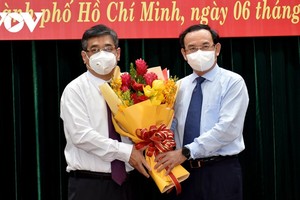 Bí thư Thành uỷ Nguyễn Văn Nên tặng hoa ông Nguyễn Phước Lộc (ảnh Hà An).