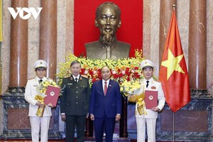 Chủ tịch nước Nguyễn Xuân Phúc và Bộ trưởng Bộ Công an Tô Lâm chúc mừng hai đồng chí được thăng cấp quân hàm.