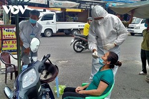 Lực lượng chuyên môn Cà Mau xét nghiệm sàng lọc.