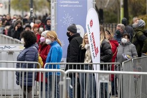 Người dân xếp hàng chờ tiêm vaccine phòng COVID-19 tại Vienna, Áo. (Ảnh: AFP/TTXVN).