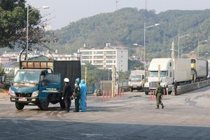 Khử khuẩn phòng chống dịch ở cửa khẩu quốc tế đường bộ số 2 kim Thành (Lào Cai).