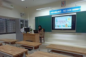 Những lớp học vắng học sinh vì dịch COVID-19. (Ảnh: Phạm Mai/Vietnam+).
