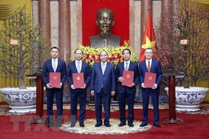 Chủ tịch nước Nguyễn Xuân Phúc trao Quyết định bổ nhiệm cho các Thứ trưởng Ngoại giao. (Ảnh: Thống Nhất/TTXVN).