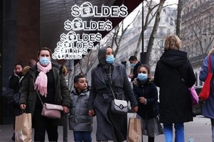 Người dân đeo khẩu trang phòng dịch COVID-19 tại Paris, Pháp. (Ảnh: THX/TTXVN).