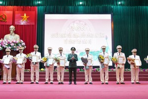 Đại tá Lê Xuân Minh, Giám đốc Công an tỉnh trao Quyết định điều động của Bộ trưởng Bộ Công an cho các cá nhân.