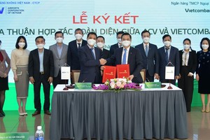 Ông Nguyễn Thanh Tùng - Phó Tổng Giám đốc phụ trách Ban điều hành Vietcombank (bên phải) và ông Vũ Thế Phiệt – Tổng Giám đốc ACV ký Thỏa thuận hợp tác.