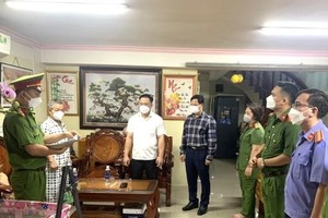 Lực lượng chức năng công bố lệnh bắt Chủ tịch Ủy ban Nhân dân phường Tam Phước Võ Cao Cường. (Ảnh: TTXVN phát).