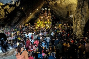Hàng ngàn người đi vào động Hương Tích, chùa Hương (Mỹ Đức, Hà Nội) để hành lễ các năm trước - Ảnh: MAI THƯƠNG.