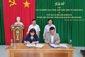 Bà Nguyễn Thị Minh Nguyệt – Chủ tịch HĐQT, Tổng giám đốc Westfood và ông Bùi Quang Ninh - Tổng Giám đốc Dakruco ký kết thảo thuận hợp tác.