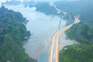 Đầu xuân ngắm tuyến đường ven biển độc đáo nhất Việt Nam