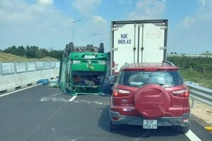 Xe tải bị tai nạn gây ùn ứ giao thông kéo dài.