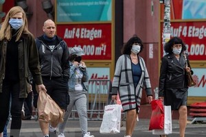 Người dân đeo khẩu trang phòng lây nhiễm COVID-19 tại Berlin, Đức. (Ảnh: AFP/TTXVN).