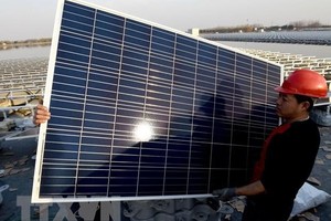 Lắp đặt những tấm pin năng lượng Mặt Trời tại tỉnh An Huy, Trung Quốc. (Ảnh: AFP/TTXVN).