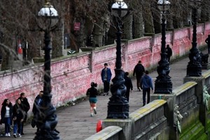 Nước Anh đã quay lại cuộc sống gần như hoàn toàn bình thường. Ảnh: The Guardian.