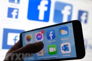 Biểu tượng Facebook trên màn hình điện thoại di động. (Ảnh: AFP/TTXVN).