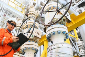 Việc thắt chặt nguồn cung đang đẩy giá dầu toàn cầu tiệm cận 100 USD/thùng.