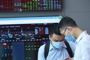 Thị trường chứng khoán tiếp tục được bổ sung lượng vốn đầu tư mới, nhưng cũng chịu áp lực rút vốn.