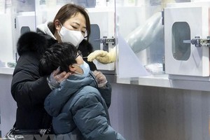 Nhân viên y tế lấy mẫu xét nghiệm COVID-19 cho người dân tại Seoul, Hàn Quốc. (Ảnh: THX/TTXVN).