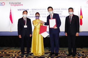 Chủ tịch Sovico Nguyễn Thị Phương Thảo trao Biên bản ghi nhớ hợp tác cho Tổng giám đốc Tập đoàn Keppel Loh Chin Hua về phát triển các giải pháp năng lượng và đô thị hóa bền vững tại Việt Nam.