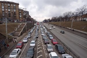 Các phương tiện nối đuôi nhau rời thủ đô Kiev, Ukraine, ngày 24/2. (Ảnh: THX/TTXVN).