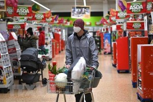 Người dân mua sắm tại một siêu thị ở Đức. (Ảnh: AFP/TTXVN).