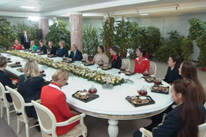 Tổng thống Putin gặp gỡ các nữ quân nhân Nga nhân dịp Quốc tế Phụ nữ. Ảnh: RT.