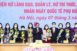 Thủ tướng Phạm Minh Chính chúc mừng các đại diện nữ lãnh đạo quản lý, trí thức và văn nghệ sỹ tiêu biểu. (Ảnh: TTXVN).