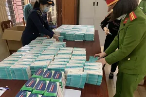 Hàng nghìn kit test nhanh Covid-19 bị lực lượng chức năng thu giữ (Ảnh công an cung cấp).