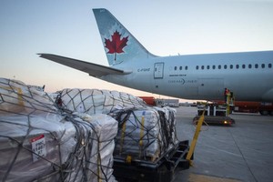 Hàng viện trợ của Canada dành cho Ukraine đặt tại sân bay Pearson ở Toronto. Ảnh: RT.