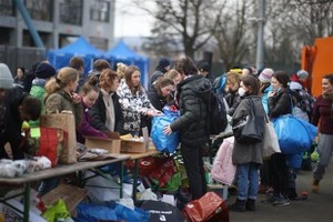 Phân phát đồ hỗ trợ cho người Ukraine sơ tán tránh chiến sự, tại Krakow (Ba Lan) ngày 26/2/2022. (Ảnh: PAP/TTXVN).