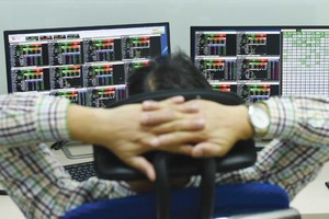 Thị trường đang trong trạng thái đi ngang, nhiều cổ phiếu “tiến một bước, lùi hai bước”.