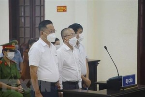 Ba bị cáo Lê Anh Dũng, Phan Bùi Bảo Thi và Nguyễn Huy tại phiên tòa xét xử sơ thẩm vụ án 'Lợi dụng các quyền tự do dân chủ xâm phạm quyền, lợi ích hợp pháp của cá nhân. (Ảnh: Thanh Thủy/TTXVN)