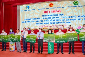 Ủy viên Bộ Chính trị, Phó Thủ tướng thường trực Chính phủ Phạm Bình Minh (thứ 5 từ phải sang) và Ủy viên Bộ Chính trị, Phó Chủ tịch thường trực Quốc hội Trần Thanh Mẫn (thứ 5 từ trái sang) trao kinh phí hỗ trợ của Vietcombank cho đại diện 9 tỉnh Đồng bằng Sông Cửu Long để hỗ trợ các hộ gia đình.người dân tộc thiểu số nghèo