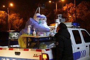 Nhân viên y tế lấy mẫu xét nghiệm COVID-19 cho người dân tại Thượng Hải, Trung Quốc, ngày 4/4. (Ảnh: THX/TTXVN).