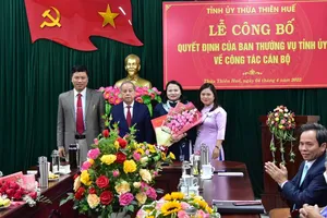 Bà Trần Thị Hoài Trâm (thứ 2 từ phải qua) được bổ nhiệm Bí thư Huyện ủy Nam Đông thay cho bà Lê Thị Thu Hương (đứng, ngoài cùng bên phải).