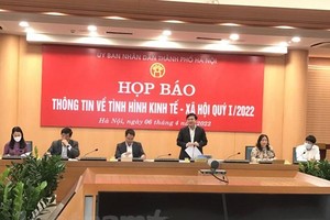 Chánh Văn phòng Ủy ban Nhân dân thành phố Hà Nội Trương Việt Dũng thông tin tại họp báo. (Ảnh: Xuân Quảng/Vietnam+)