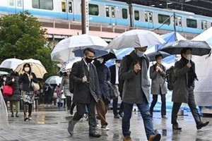 Người dân đeo khẩu trang phòng lây nhiễm COVID-19 tại Tokyo, Nhật Bản. (Ảnh: Kyodo/TTXVN)