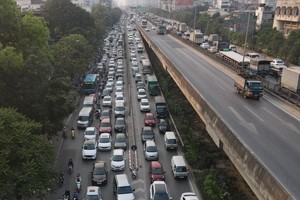 Đơn vị thi công sẽ rào chắn sát dải phân cách giữa hướng Mai Dịch đi Pháp Vân rộng 2m để thi công lắp đặt tuyến cáp quang, đoạn từ Bến xe Mỹ Đình đến Bến xe Nước Ngầm.