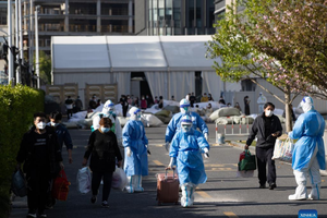 Những người hồi phục sau khi mắc Covid-19 được ra viện ở Thượng Hải ngày 9/4. Ảnh: Tân Hoa xã.