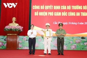 Chủ tịch UBND thành phố Cần Thơ tặng hoa - thừa quỷ quyền của Bộ trưởng Bộ Công an Thiếu tướng Nguyễn Văn Thuận trao quyết định bổ nhiệm Phó Giám đốc Công an.