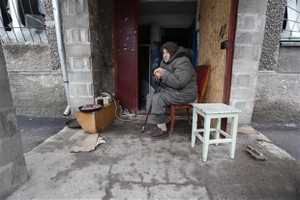 Người dân tại Mariupol, Ukraine, ngày 14/4/2022. (Ảnh: THX/TTXVN).