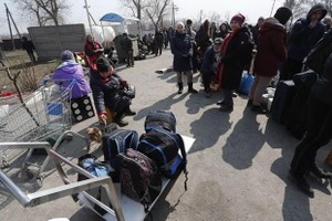 Người dân Ukraine sơ tán khỏi thành phố Mariupol. (Ảnh: THX/TTXVN).