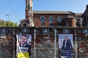 Hình ảnh ông Macron và bà Le Pen trên đường phố Pháp (Ảnh: Le Monde)